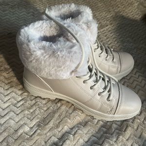 WHITE FUR BOOTS SIZE 8 sketchers